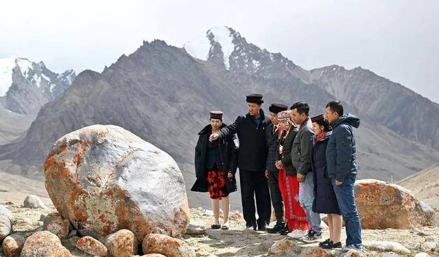 皇冠登一登二登三区别_我们放羊的地方就是中国的领土皇冠登一登二登三区别!龙吉克·卡德尔:我的父亲是《冰山上的来客》主人公原型