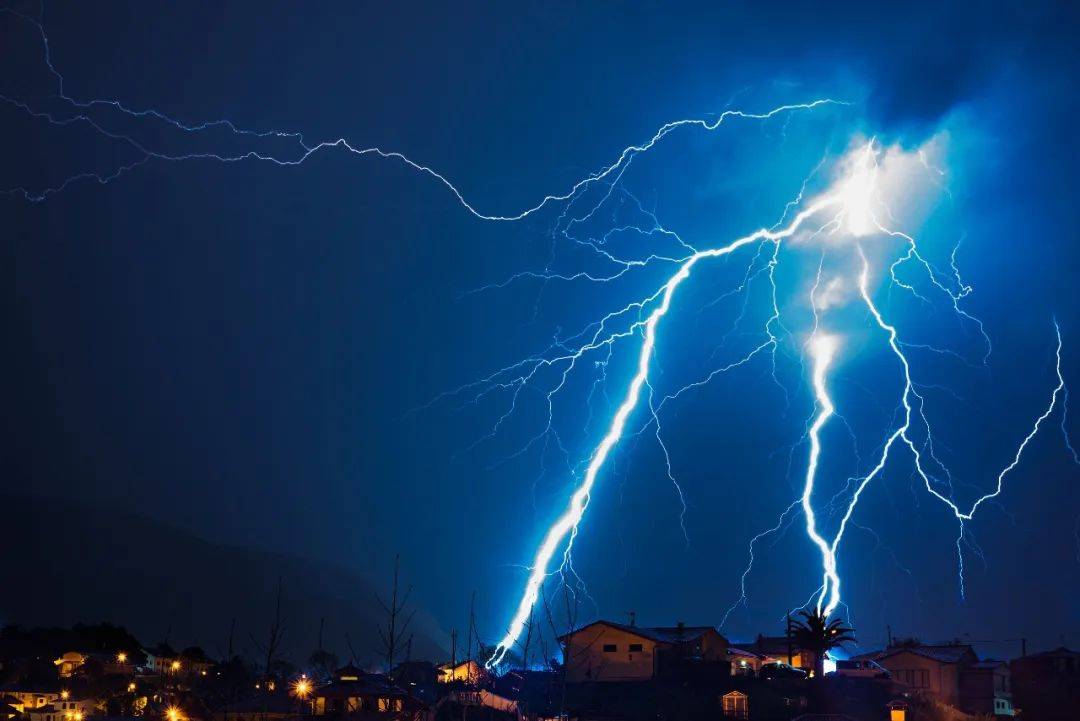 介绍个皇冠信用網网址_预警升级!上海大暴雨持续…还要连下10天!雷电已致2起惨剧介绍个皇冠信用網网址,警惕