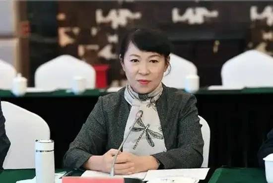 皇冠信用网在线注册
_正部级美女大员被查!千万华服堆满多套住宅皇冠信用网在线注册
,化妆团队提前数小时待命~
