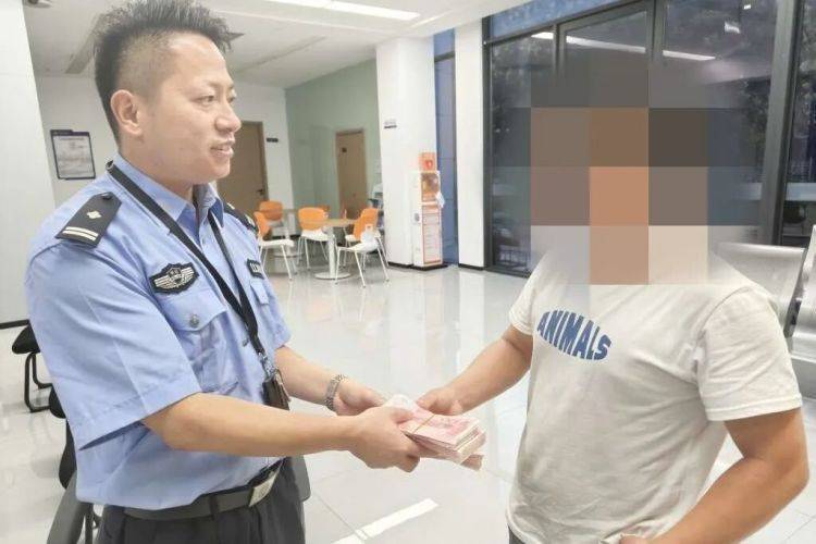 埃及超级联赛_路边发现可疑包裹埃及超级联赛,一男子鬼鬼祟祟……民警打开后惊呆了