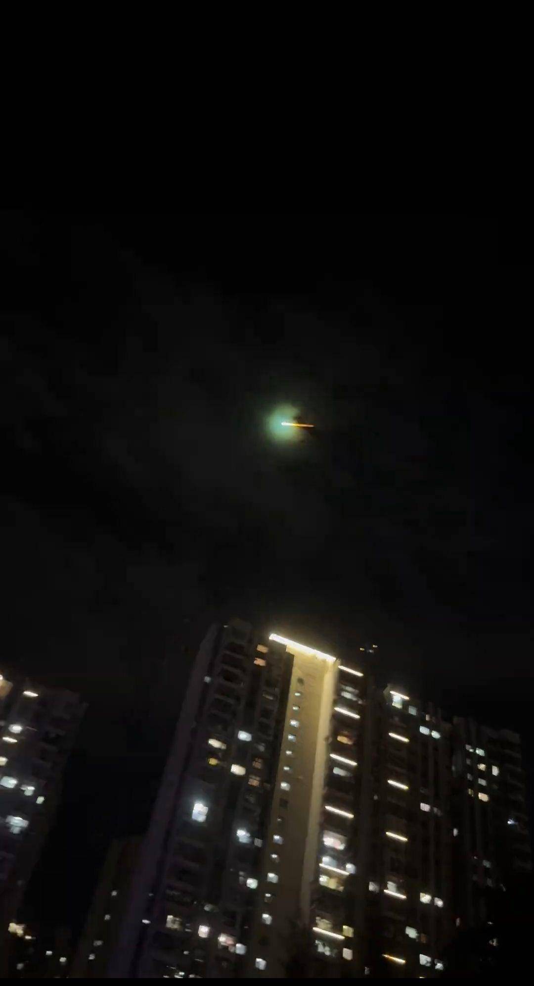 西班牙足协甲组联赛_福建多地夜空现不明飞行物?目击者称速度极快放蓝绿色光芒西班牙足协甲组联赛,专家回应