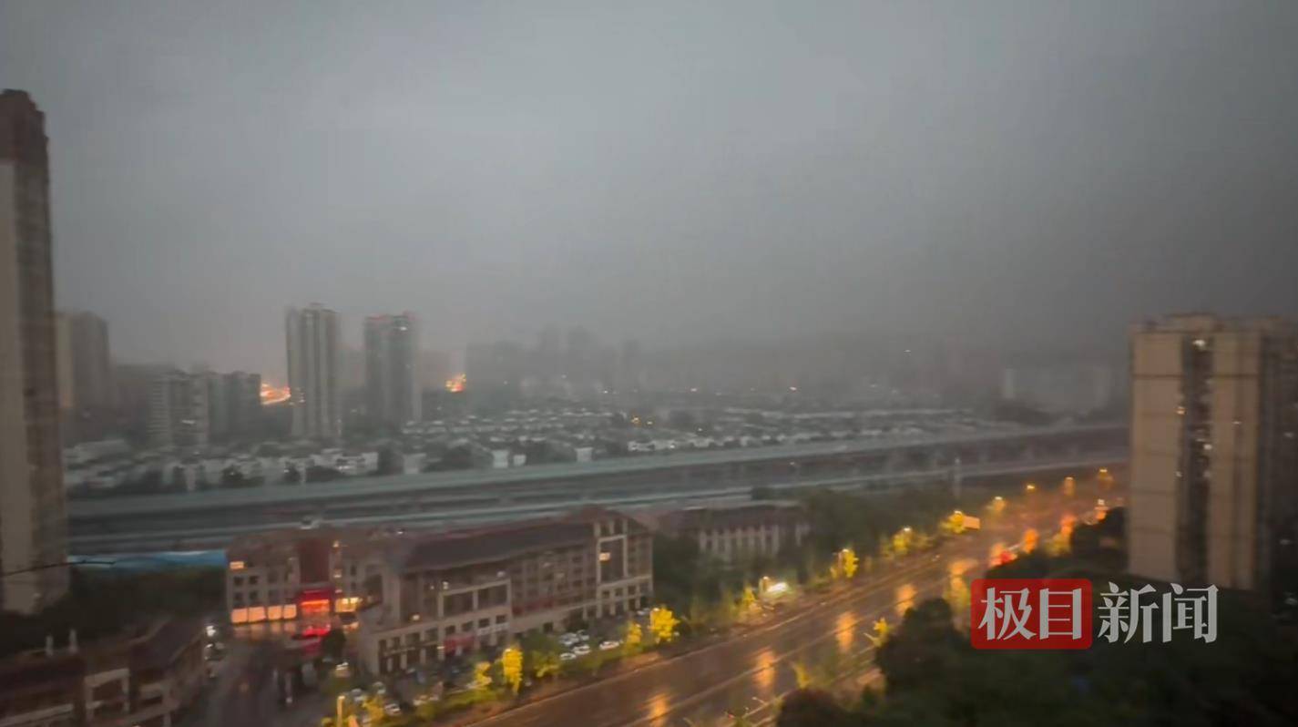 皇冠信用網代理如何申请_成都早高峰遇上巨雷暴雨皇冠信用網代理如何申请,市民在地库堵车50分钟,有幼儿园通知可延迟上学
