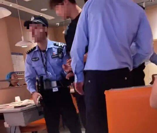 怎么开皇冠信用网_小伙和女友餐厅吃饭怎么开皇冠信用网,被民警赶来戴铐带走;警方回应:其女友与一离家女孩“撞脸”,错抓已道歉