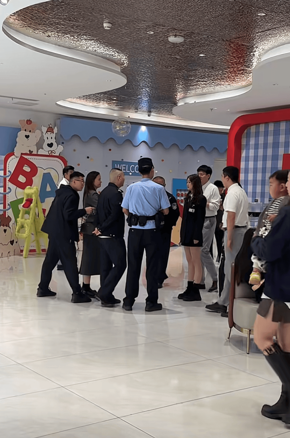 皇冠信用網代理注册
_被网友莫名辱骂“上赶着当后妈”皇冠信用網代理注册
,江苏女子一年后“闯”对方婚礼要求道歉?当事人发声