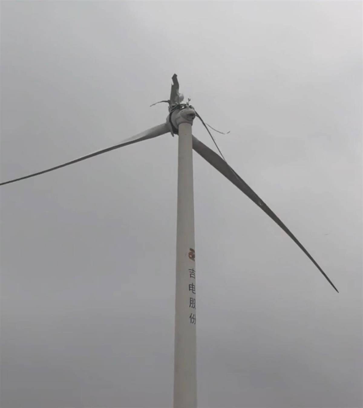 皇冠信用網申请_九江一架风力发电机叶片空中断裂皇冠信用網申请，目击者称“玻璃纤维满天飞”，当地：正在处理