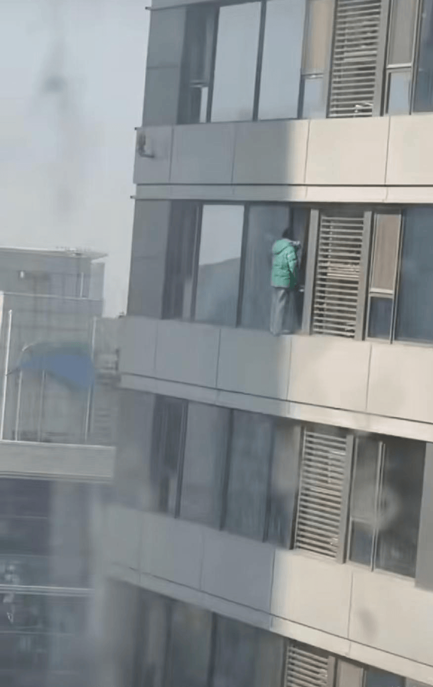 皇冠信用網代理_石家庄万象城一女子坠楼 目击者称心里不是滋味 警方：已出警处理