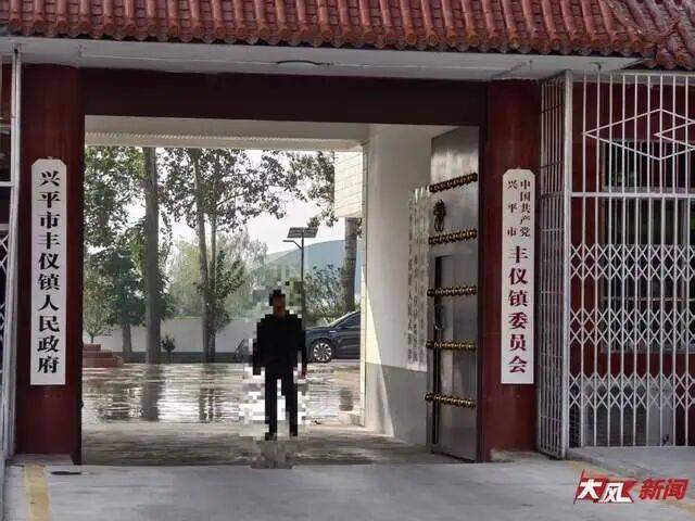 皇冠信用網网址_陕西兴平56岁女教师骑电动车“撞树枝”身亡皇冠信用網网址，交警判定担主责，家属提出诸多质疑，多方回应