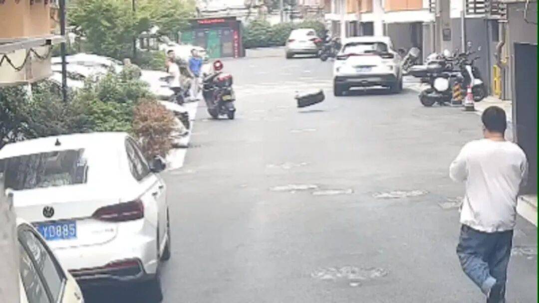 皇冠信用網出租_因妻子没带包子回家皇冠信用網出租，浙江一男子怒把30斤行李箱从6楼扔下，还称“砸到人了我就负责，没砸到就没事”，目前该男子已被刑拘