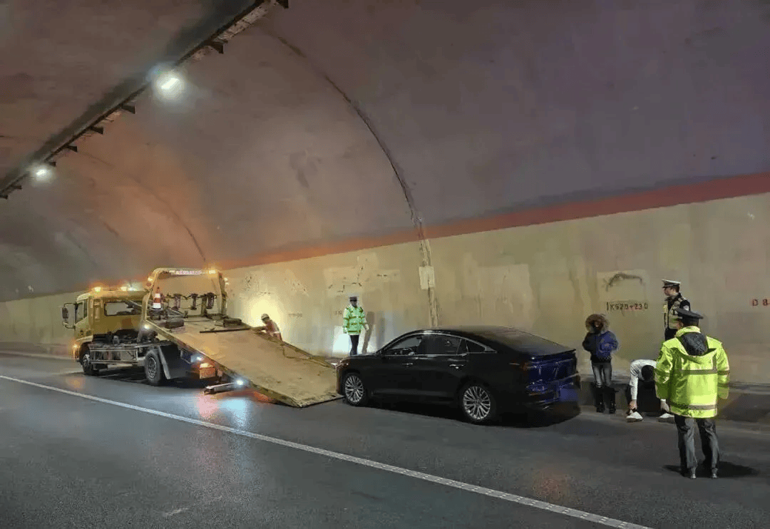 皇冠足球会员注册
_高速上刹车失灵!小轿车时速115狂奔490公里皇冠足球会员注册
,司机4个半小时高度紧张,下车后浑身发抖无法说话