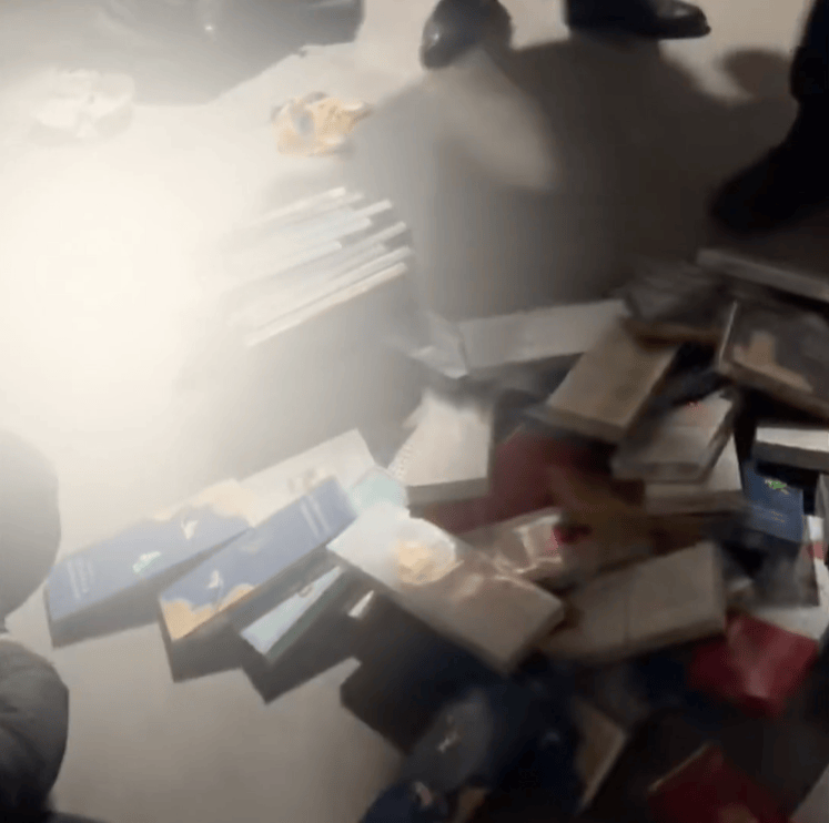 皇冠信用网怎么申请_青岛某超市凌晨突然出现神秘黑影皇冠信用网怎么申请，披着烂麻袋低着头，当他终于转过脸来，警察都气笑了