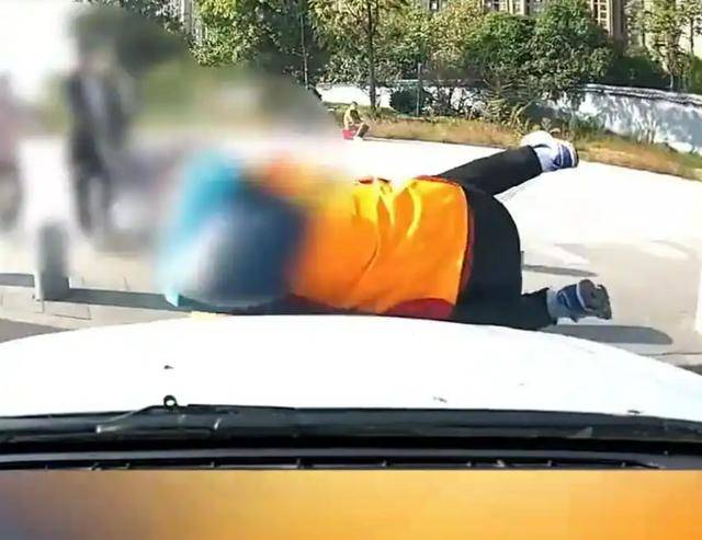 皇冠信用网怎么租_陕西一女子开车时皇冠信用网怎么租，丈夫全程焦急喊“点刹车”，仍操作不当撞上骑行者致其死亡，交警披露事故细节