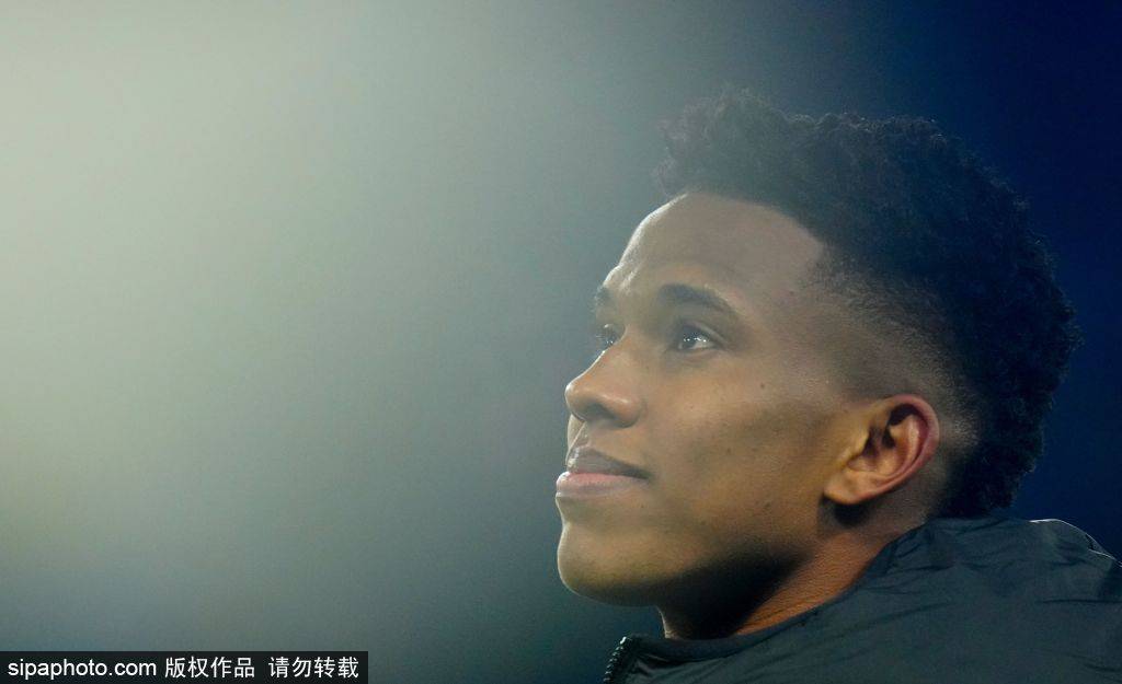 皇冠信用网登3代理_巴萨冬季转会市场的挑战:迪萨西是否成为防线的救世主皇冠信用网登3代理?