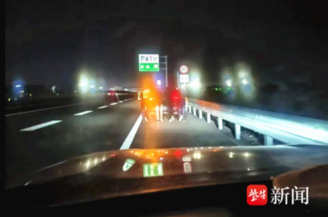 信用网怎么注册_高速公路罕见场景：1人车内“把方向”信用网怎么注册，3人车后奋力推