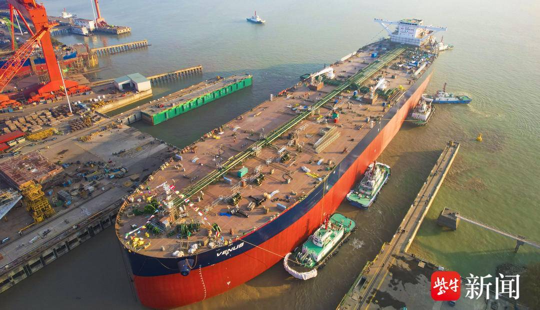 怎么开通皇冠信用开户_长332.9米怎么开通皇冠信用开户，宽60米开门红！镇江史上最大新造船顺利出坞拖带