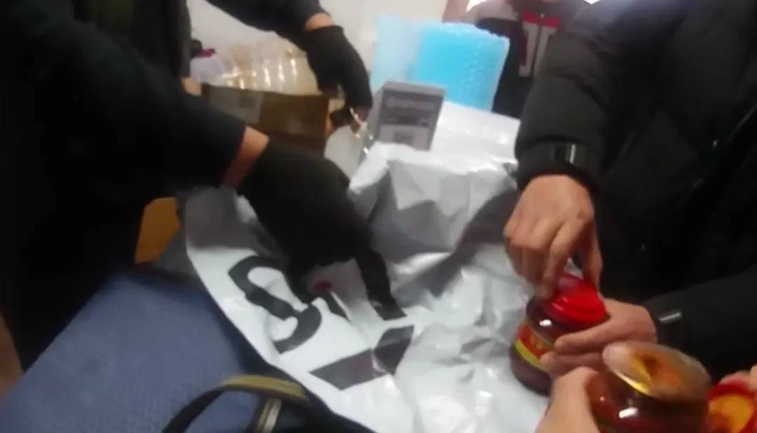 皇冠信用网登123出租_南京警方在豆瓣酱里挖呀挖呀挖皇冠信用网登123出租，挖出200克黄金！挽回疑遭电诈市民近30万损失