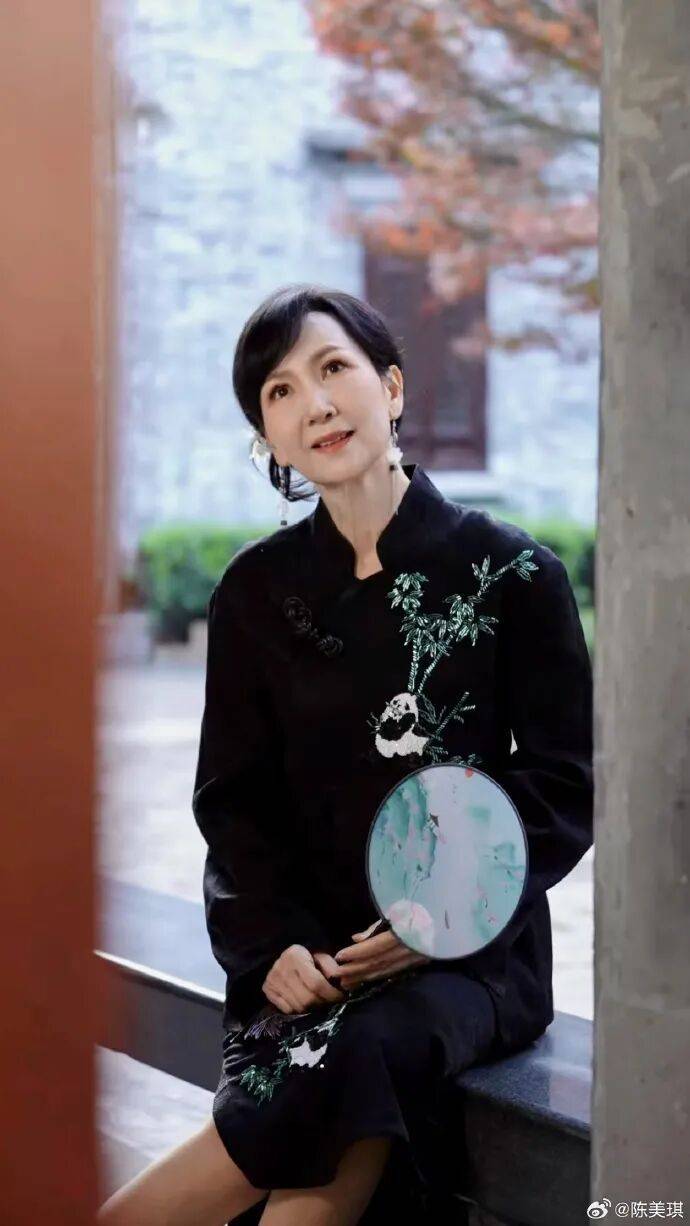 皇冠信用盘登123出租 _知名女演员在杭州坐公交：又回到熟悉的地方皇冠信用盘登123出租 ，网友：我的童年回忆啊