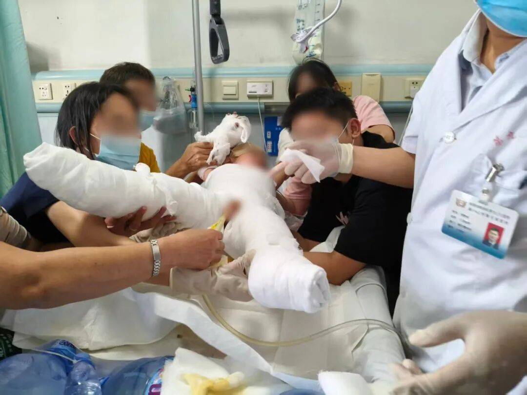 皇冠信用网登_“妈妈我痛死了皇冠信用网登,医不好了我们回去吧”,福建2岁女童被独自留置浴室,因好奇误触水龙头,遭70℃热水淋烫2分钟,致全身大面积重度烫伤