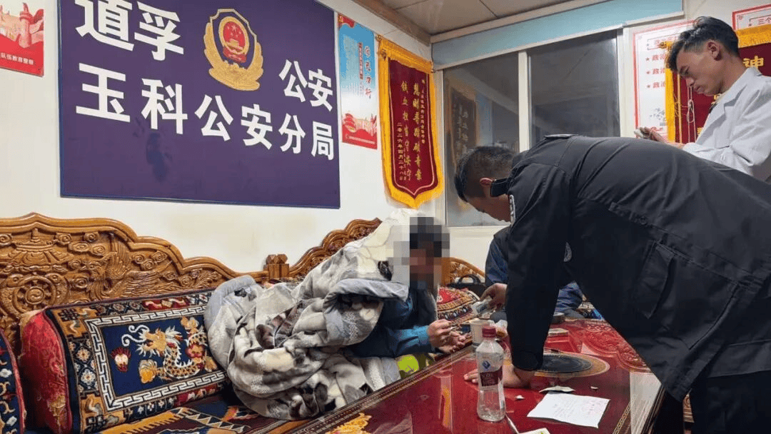 皇冠信用网登3_男子因个人情绪外出散心皇冠信用网登3,独闯海拔4500米山区,因无相关经验,装备准备严重不足,发生高反失温昏迷,四川警民紧急救援,轮流将其背下山